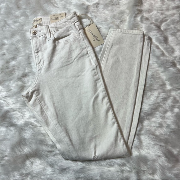 NWT Universal thread Women's Jeans Skinny High Rise true White -Size 00/24R - Picture 3 of 11